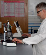 The TEA 4000 operated in the laboratory. Control the polarograph with the measuring software on the PC.